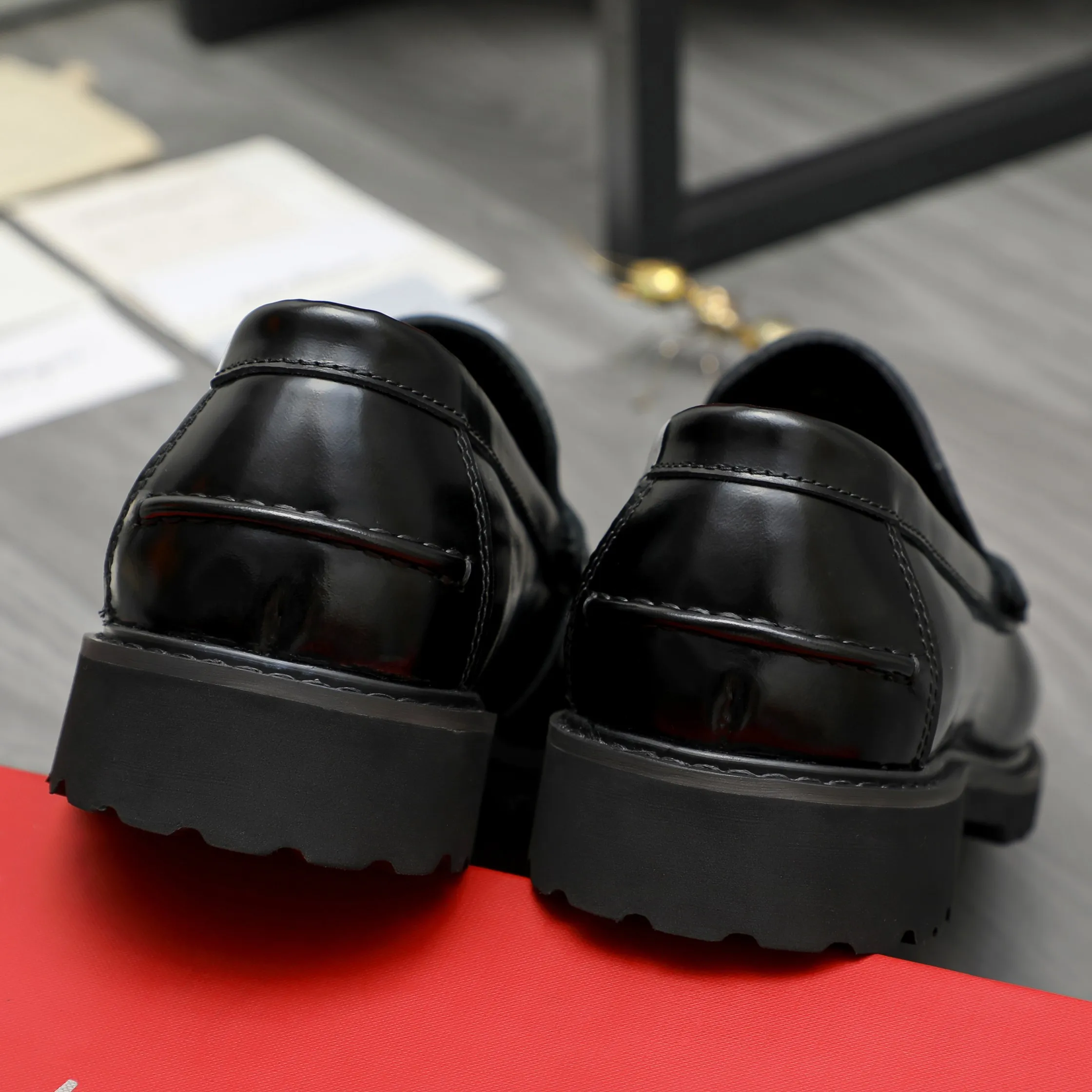 Men's shoes 💰442 Product trademark: Ferragamo "Ferragamo" business formal leather shoes Regular size: 38-46 (45.46 custom-made and non-returnable) Product materials: Selected pearlescent cowhide upper, cowhide lining, non-slip rubber outsole